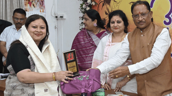 mahila-adhikari-sammanit